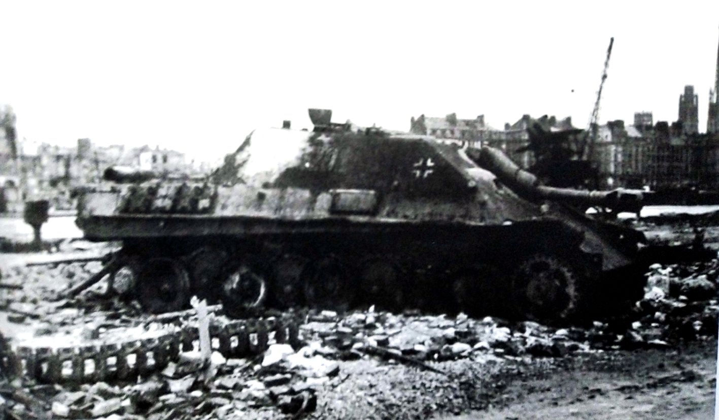1944年8月26日，在法国鲁昂渡口，一辆被盟军飞机炸毁的德军654重坦克歼击营第2连编号为201的「猎豹」重型坦克歼击车，该车炮管已完全折弯变形。