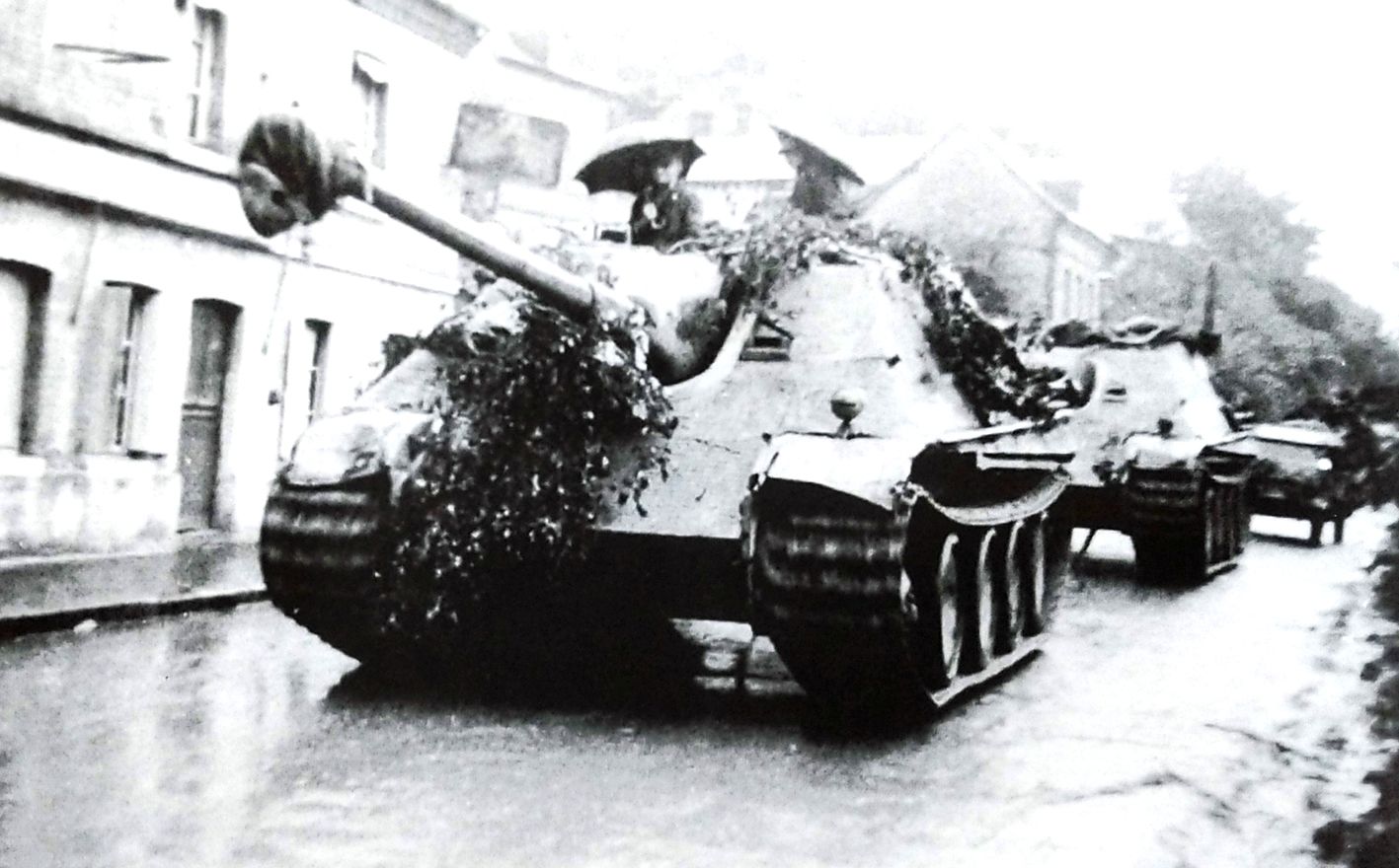 1944年8月下旬西线战场，德军654重坦克歼击营第3连正在向塞纳河撤退，为了避免受损战车落入快速挺进的盟军手中，行驶在最前面的一辆「猎豹」重型坦克歼击车正拖引着一辆已失去动力的「猎豹」行进。可能当时正在下雨，2名车组乘员还打着伞。