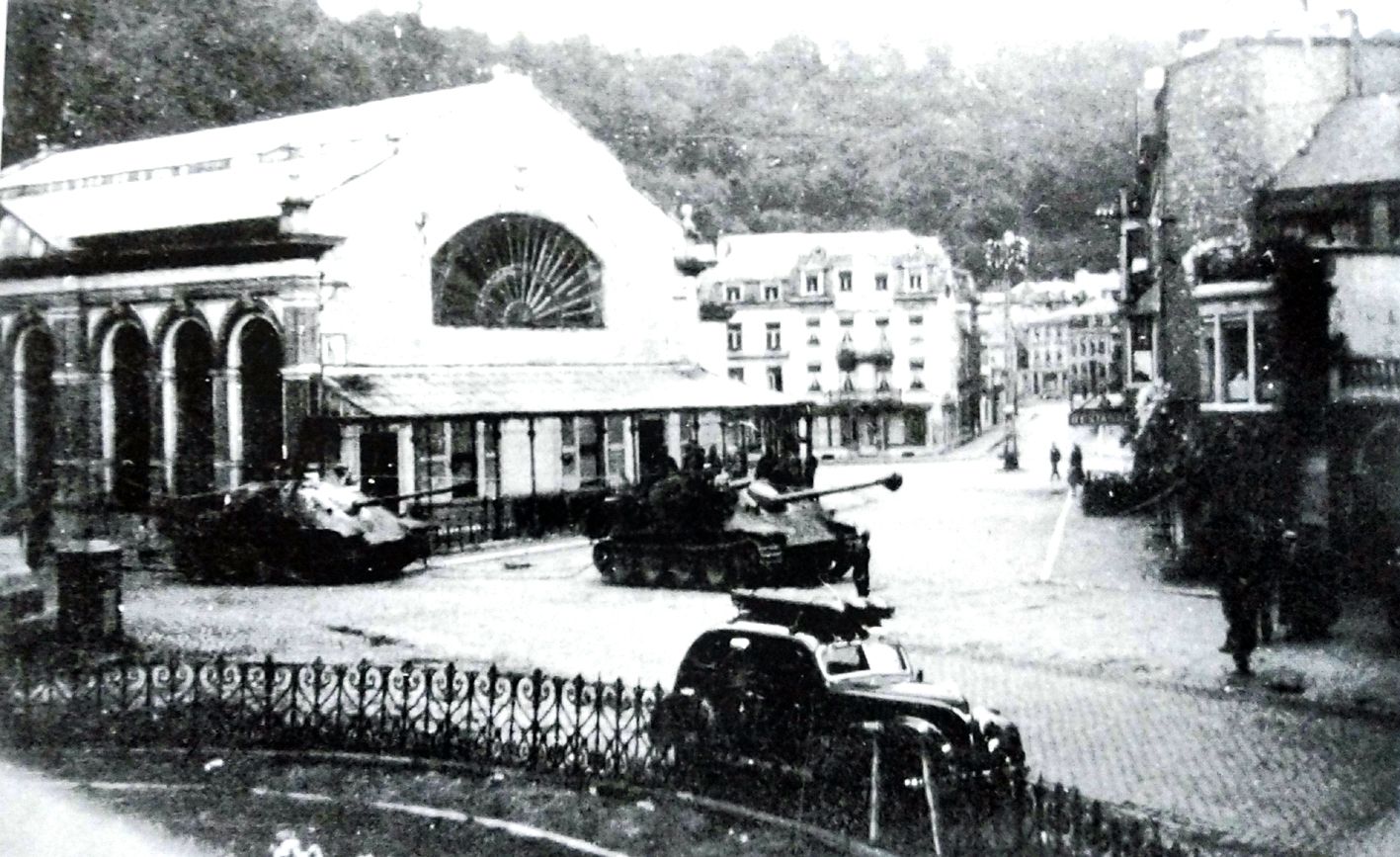 1944年9月2日，德军654重坦克歼击营从法国战场向德国境内撤退，图中是最早到达比利时斯珀的2辆「猎豹」重型坦克歼击车。