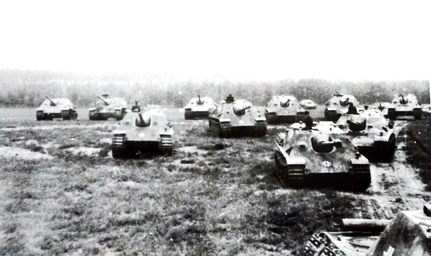1944年10月，德军654重坦克歼击营装备的「猎豹」重型坦克歼击车编队（前期型与后期型混编）在集结中。