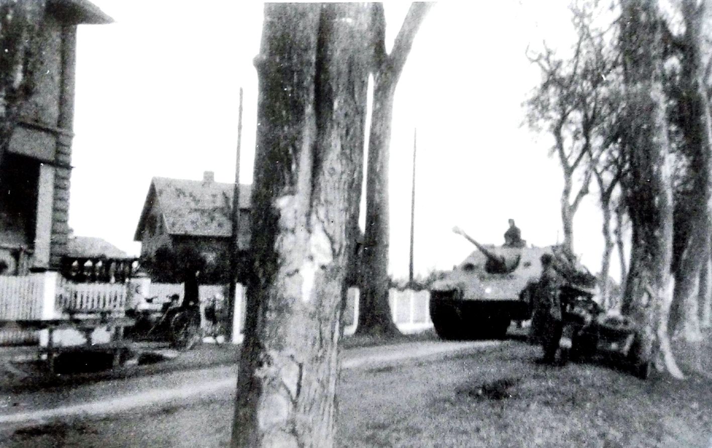 1944年11月28日，由于战场形势的变化，德军654重坦克歼击营第2连吕德斯战斗群正在转移阵地，这是转移途中的「猎豹」重型坦克歼击车。