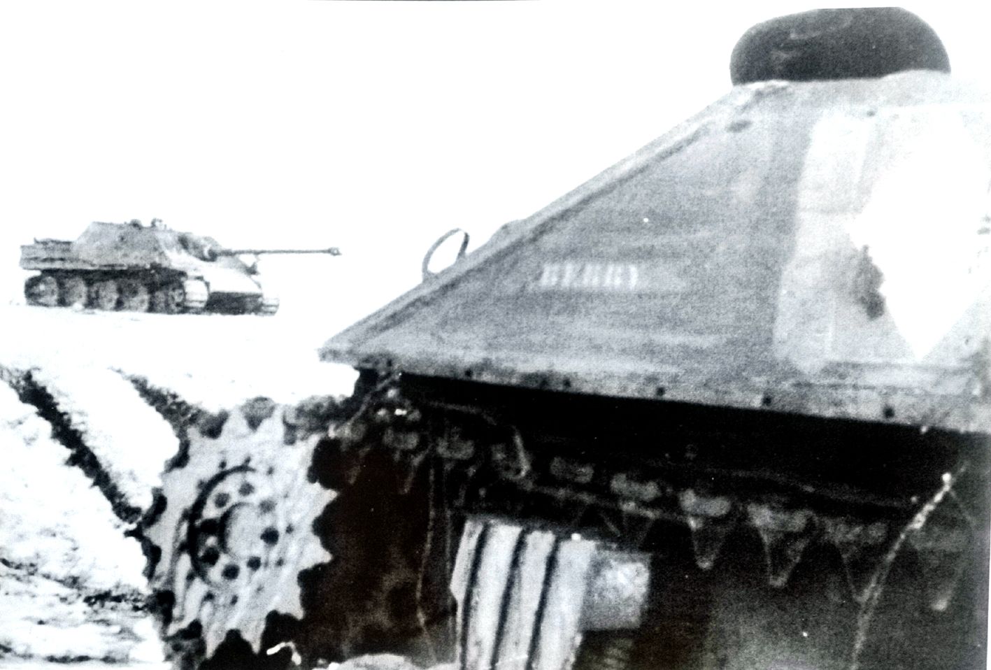 1945年1月30日，西线战场，一辆被盟军击毁的「猎豹」重型坦克歼击车，该车隶属德军654重坦克歼击营，编号不明，车长是许辛下士，有2名车组乘员在战斗中阵亡。图中远处是一辆自由法国部队的一辆已被击毁的谢尔曼坦克。