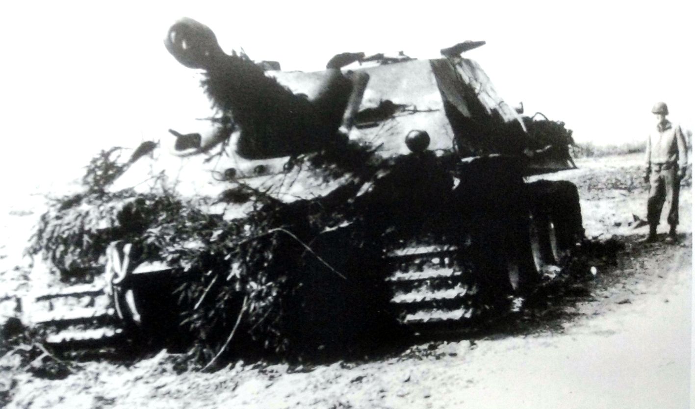 1945年3月13日，一辆被盟军击毁编号不明的「猎豹」重型坦克歼击车，该车是一辆后期型的「猎豹」，车体用树枝作了伪装。