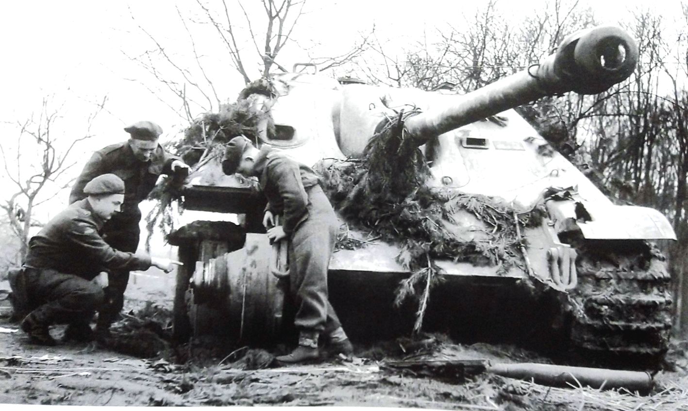 1945年3月15日，一辆被德军遗弃的「猎豹」重型坦克歼击车，该车一侧的主动轮已脱落，履带也断裂了。加拿大部队的研究人员正在对该辆「猎豹」进行认真研究。