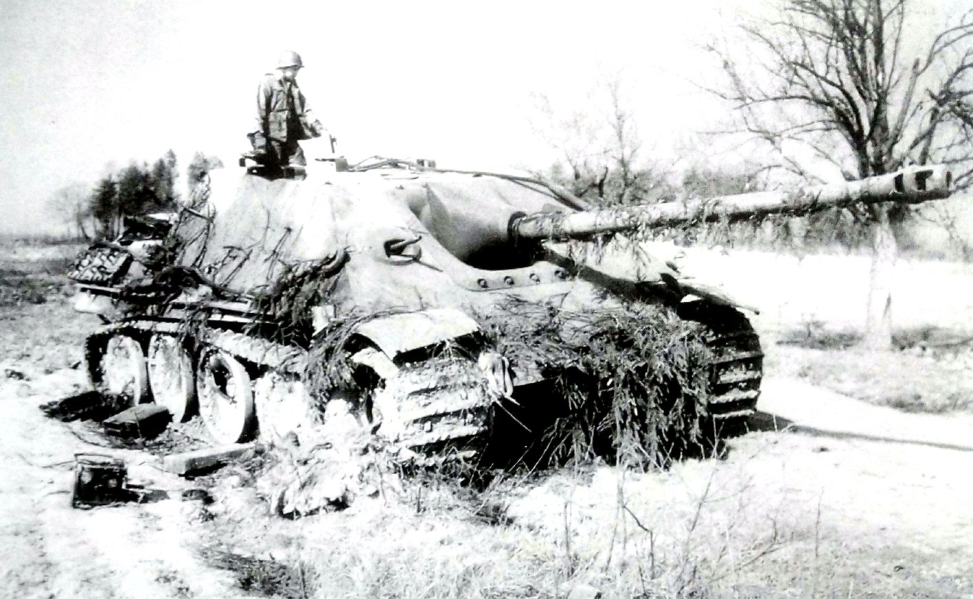 一名美军士兵正在一辆被击毁的「猎豹」重型坦克歼击车上检查，该车隶属654重型反坦克营，从防盾的4个螺栓可知这是一辆后期型的「猎豹」。