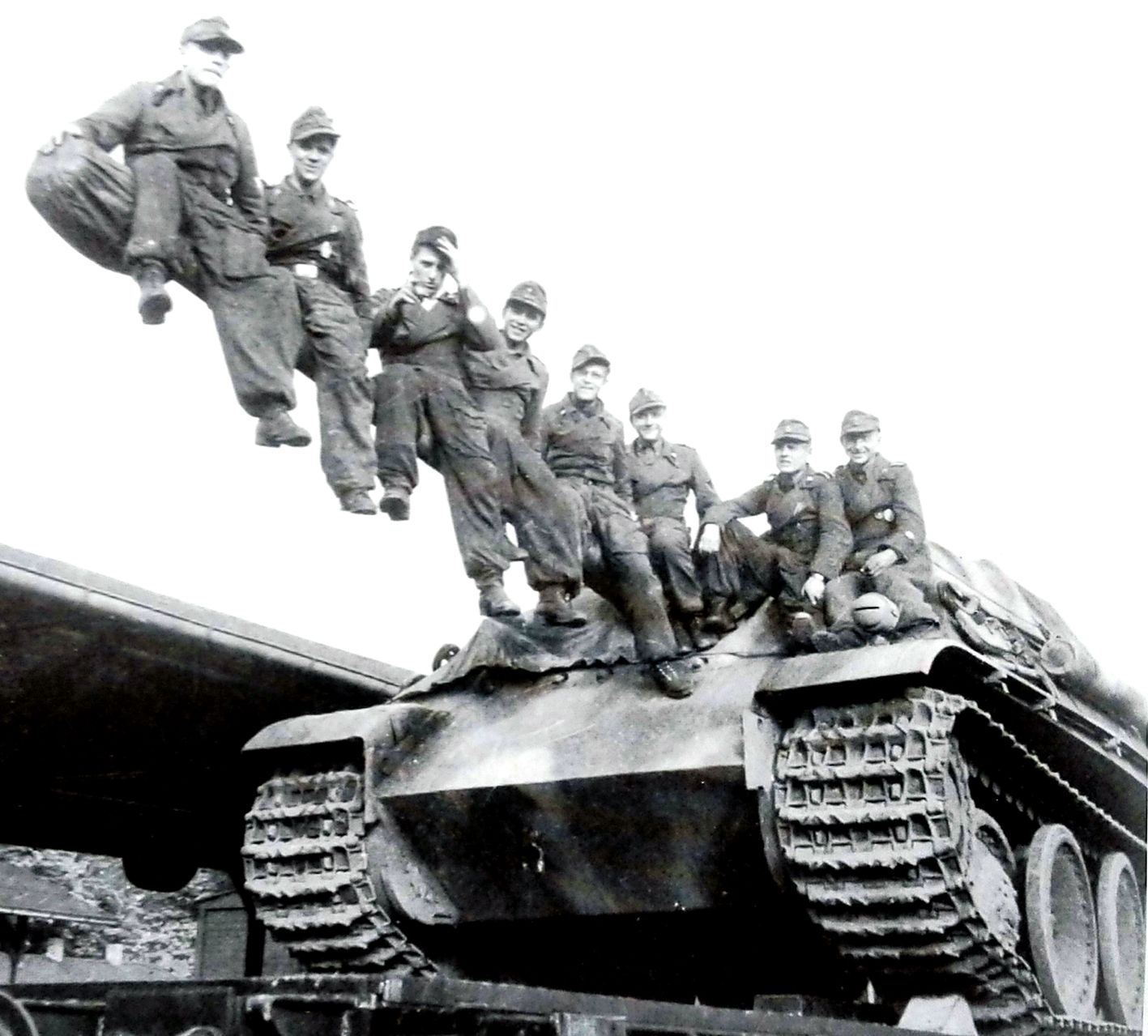 1944年秋天，德军654重坦克歼击营第1连接收新交付的「猎豹」重型坦克歼击车。士兵们高兴地坐在火炮上合影。654重坦克歼击营是最早装备「猎豹」重型坦克歼击车的德军反坦克部队，虽然「猎豹」数量一直配备不足，但在1944年的西线战场上对盟军仍造成很大的威胁。