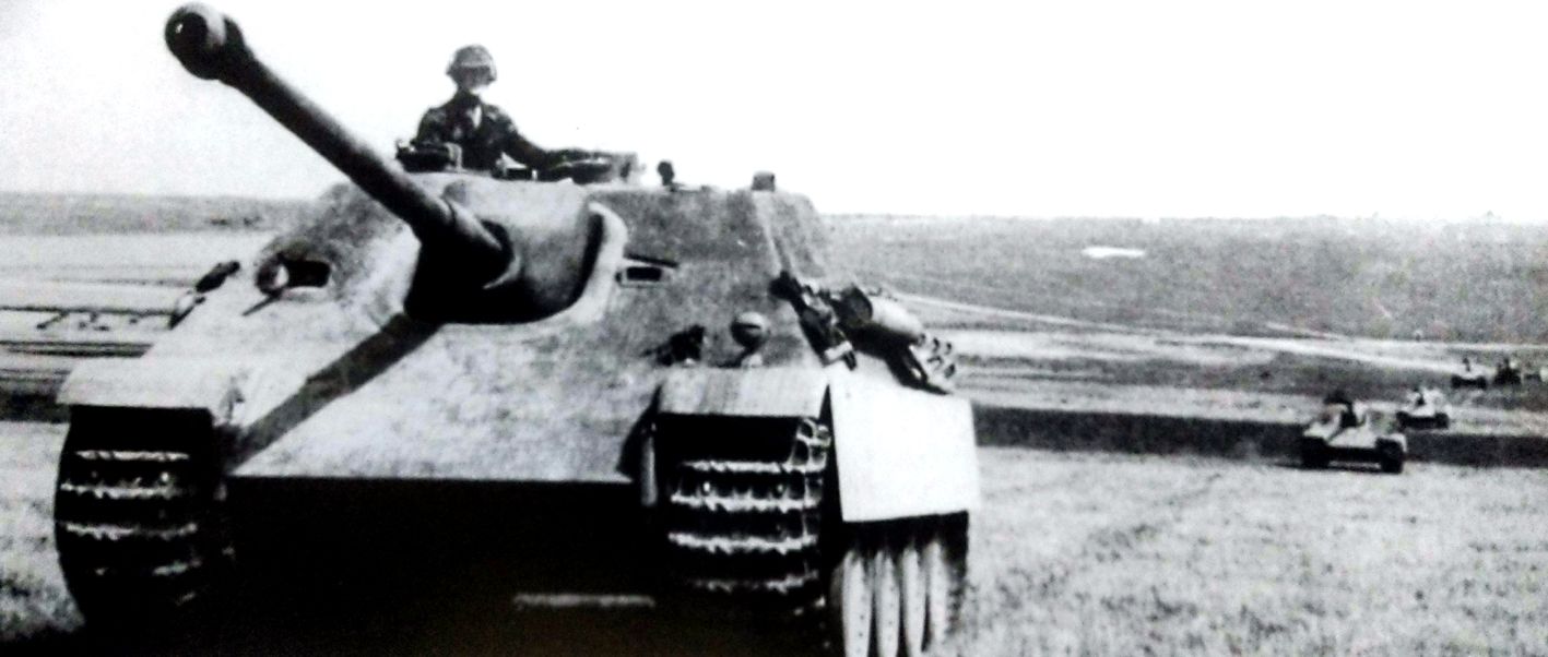 1944年，隶属德军654重坦克歼击营第1连的一队「猎豹」重型坦克歼击车（前期型）正在向战场开进。