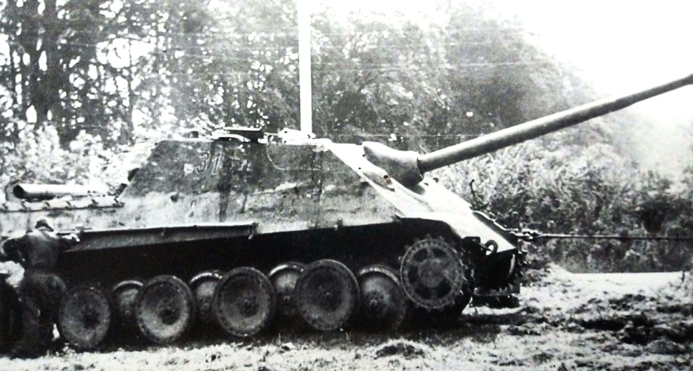 1944年8月法国诺曼底战场，一辆被盟军击毁的德军654重坦克歼击营编号为314的「猎豹」重型坦克歼击车（前期型），该车履带已完全脱落，盟军正准备将其拖引。在诺曼底战役中，德军虽然损失了不少「猎豹」，但还是有一定战绩的，其中7月底在诺曼底一次与盟军坦克部队遭遇战中，654重坦克歼击营的三辆「猎豹」以自损2辆的代价击毁了英军11辆丘吉尔坦克，有效阻止了英军的进攻。