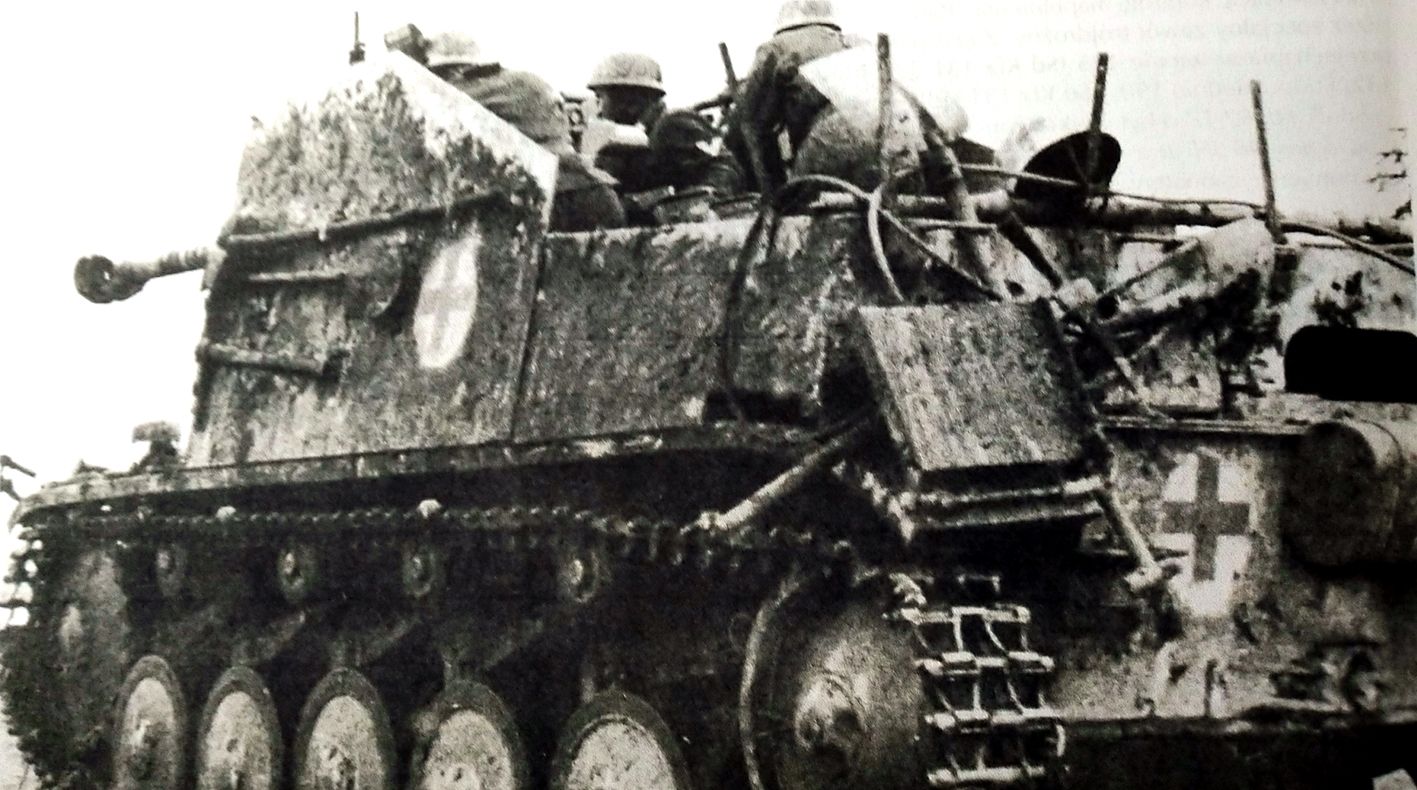 1943年冬季，东线苏联战场，德军的一辆75mm「黄鼠狼」Ⅱ（131）型反坦克炮车正在战斗中开进，炮车组士兵正紧张地注视着，作好随时开火的准备。