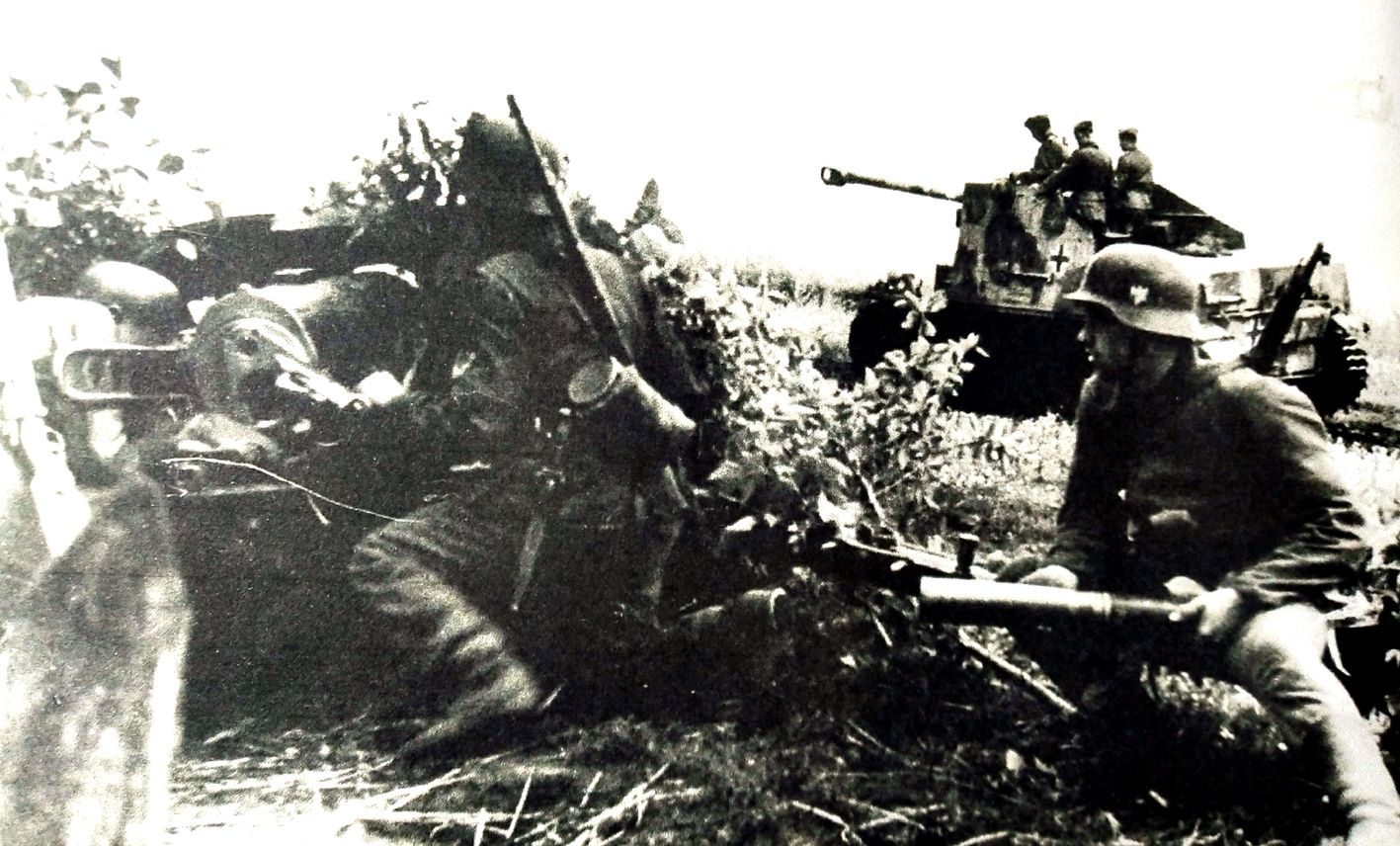 1943年东线苏联战场，在1门75mm地面火炮掩护下，德军的一辆75mm「黄鼠狼」Ⅱ（131）型反坦克炮车正准备出发向敌方阵地发动进攻。