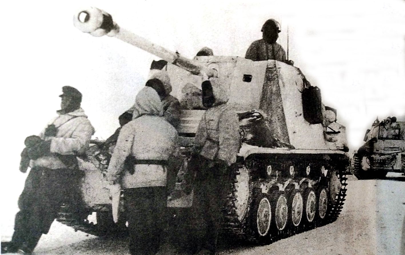 1943年冬季，东线苏联战场，正在向前线开进的德军第371反坦克营一辆75mm「黄鼠狼」Ⅱ（131）型反坦克炮车作途中休息。