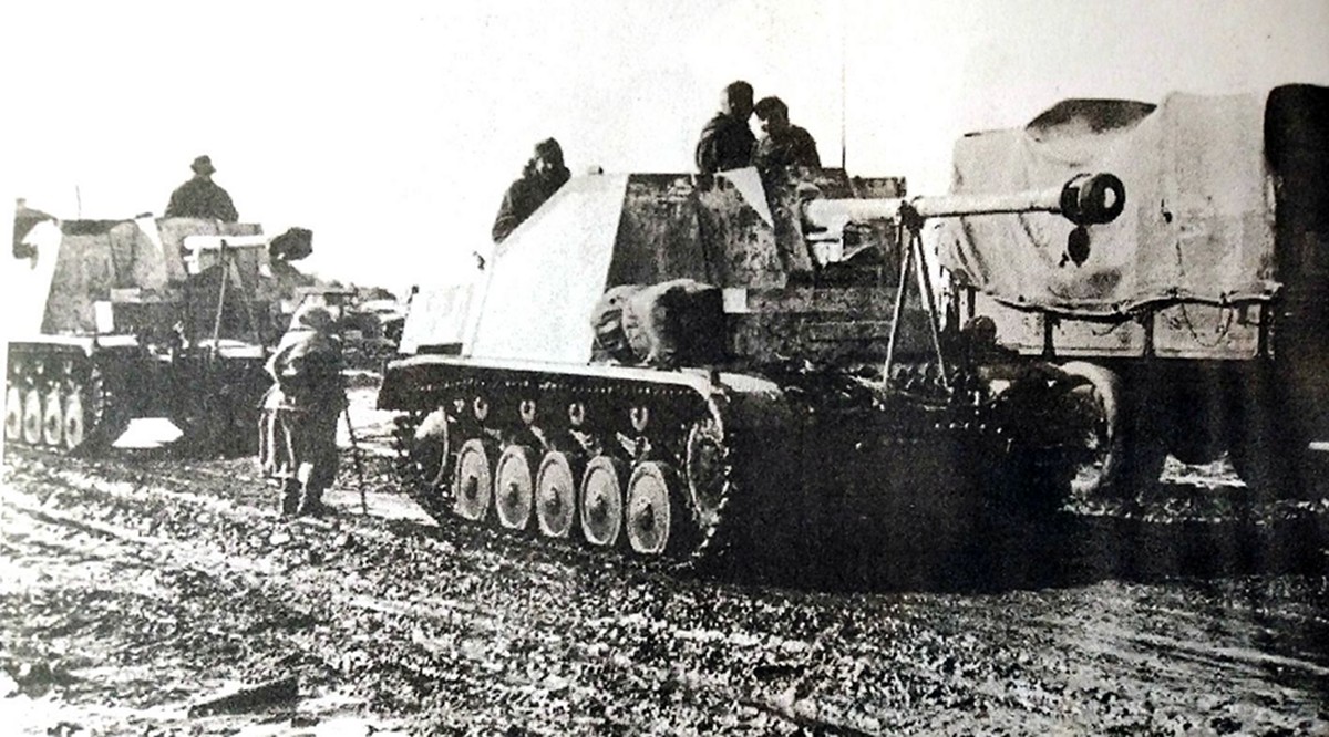 1943年东线苏联战场，一队正在泥泞路上行进的德军75mm「黄鼠狼」Ⅱ（131）型反坦克炮车。