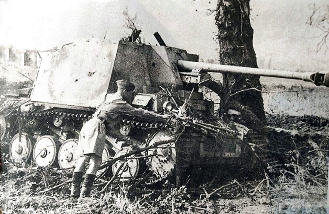 1944年5月25日，意大利阿基诺地区，德军第1伞兵师反坦克部队的一辆75mm「黄鼠狼」Ⅱ（131）型反坦克炮车。