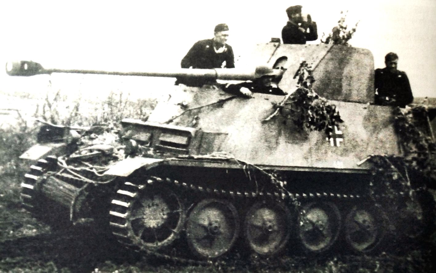 1942年东线苏联斯大林格勒战场，德军大德意志师的一辆76.2mm「黄鼠狼」Ⅱ（132）型反坦克炮车的乘员正在战车上观察战情。