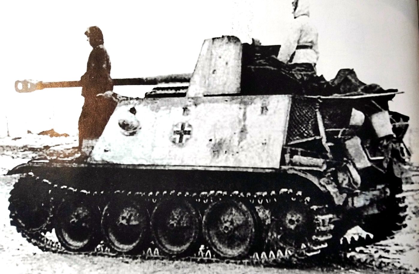 1942年冬天，东线苏联斯大林格勒郊外，德军第16步兵师第228反坦克营的一辆76.2mm「黄鼠狼」Ⅱ（132）型反坦克炮车，炮车乘员正站在战车上，随车的生活用品放在车体后部。