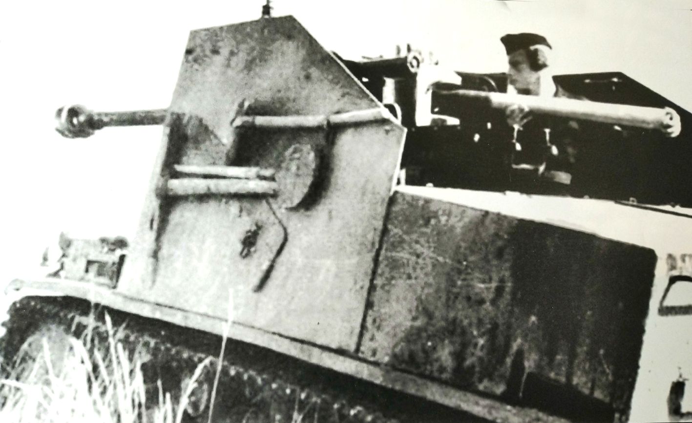 1942年东线苏联战场，正在战斗中的一辆德军76.2mm「黄鼠狼」Ⅱ（132）型反坦克炮车，炮手正在装填弹药。