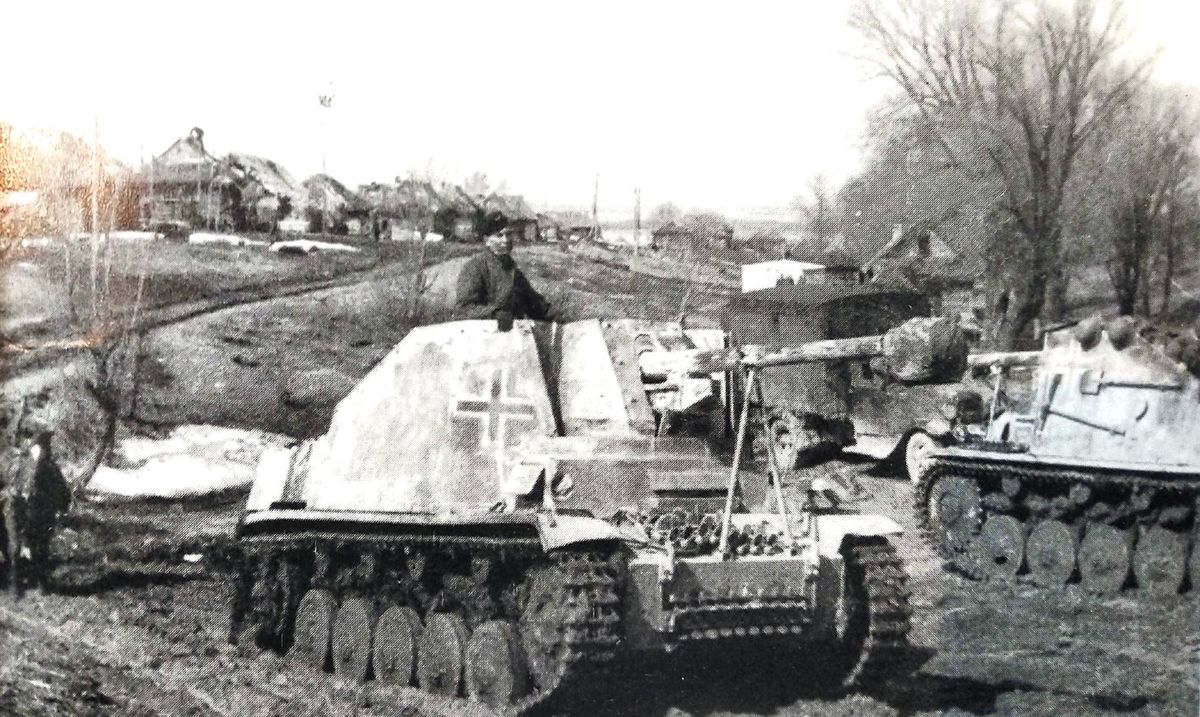 1942年冬天，东线苏联战场，德军的一队76.2mm「黄鼠狼」Ⅱ（132）型反坦克炮车正停靠在一村庄旁。