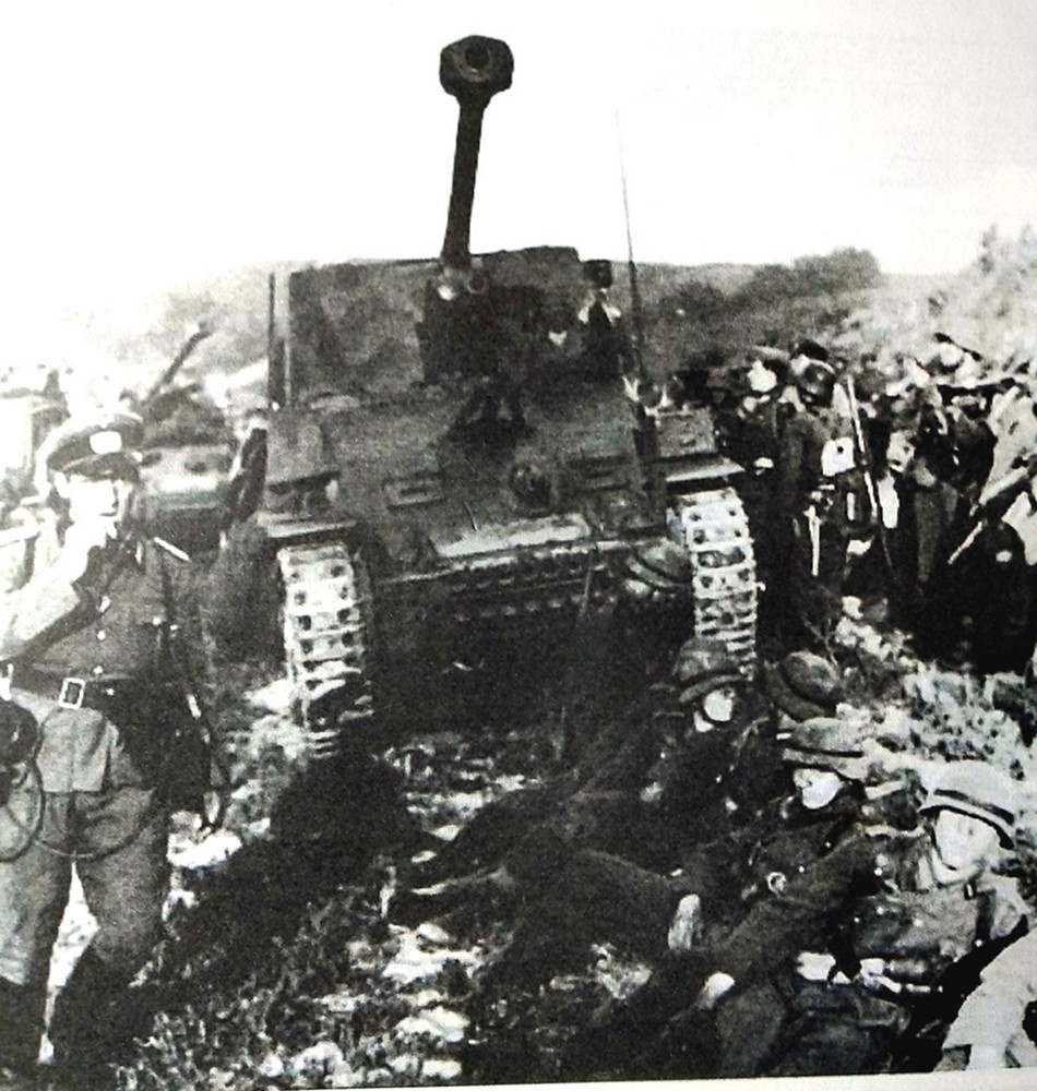 1943年7月，东线苏联战场，一队「黄鼠狼」Ⅲ型反坦克炮车赶来支援德军装甲掷弹兵即将投入的战斗。
