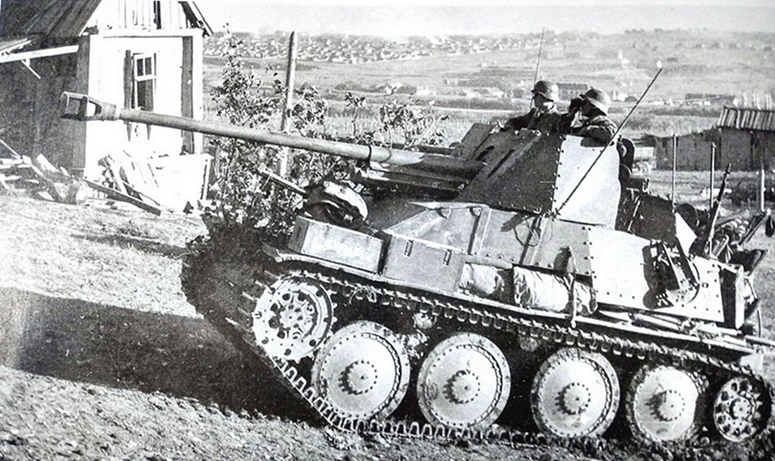 1943年东线苏联战场，德军一辆76.2mm「黄鼠狼」Ⅲ（139）型反坦克炮车正驶过一小镇。
