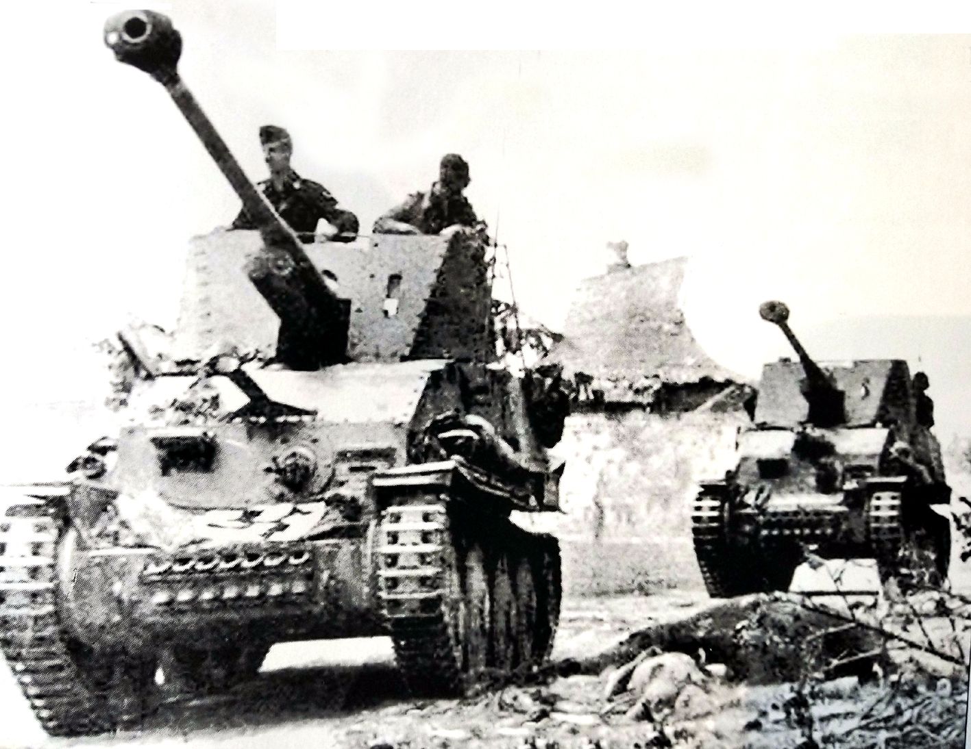1943年东线苏联战场，德军一队76.2mm「黄鼠狼」Ⅲ（139）型反坦克炮车正通过一个刚经历战斗的废墟。