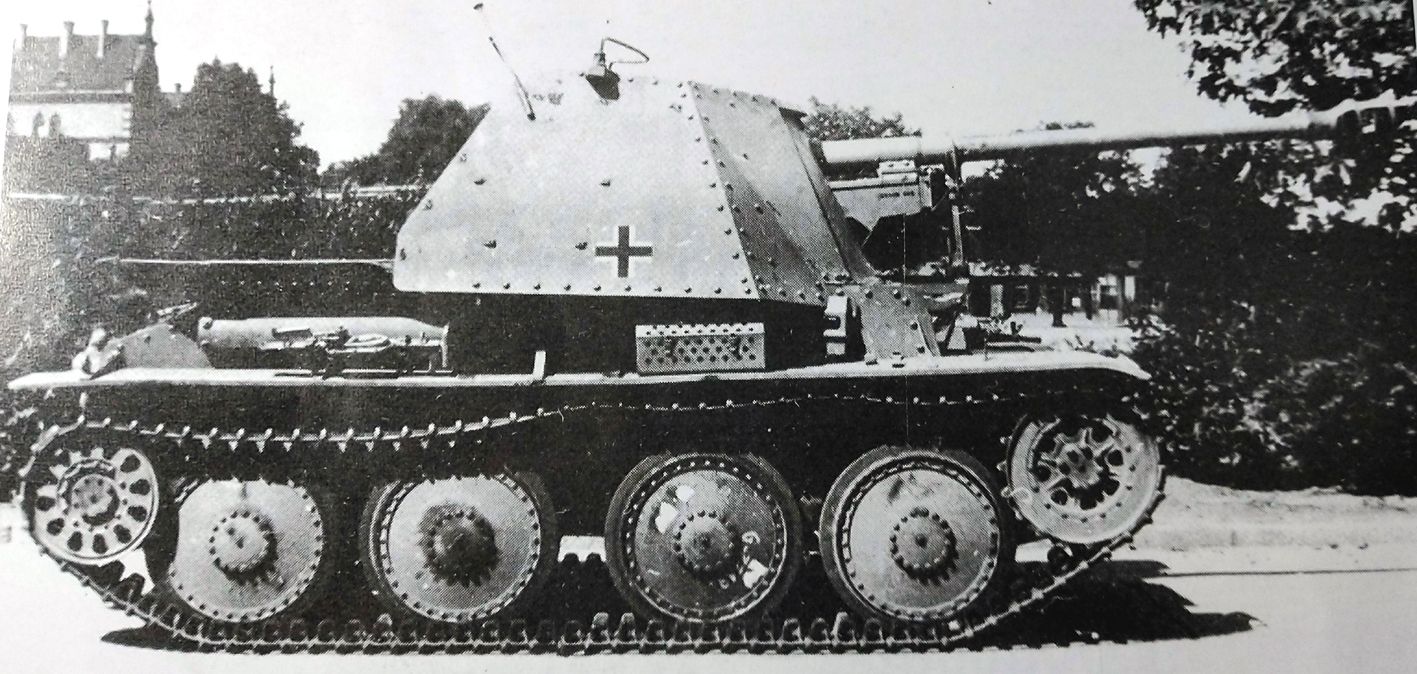 一辆行驶中的德军75mm「黄鼠狼」ⅢH（138）型反坦克炮车。