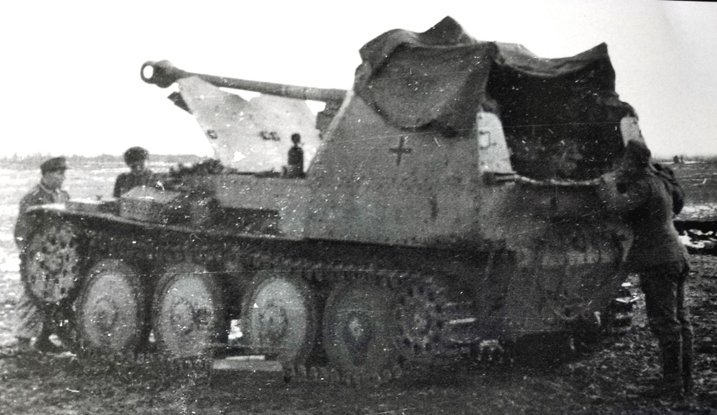 1943年东线苏联战场，德军一辆75mm「黄鼠狼」ⅢM（138）型反坦克炮车乘员正在检修车辆。注意该型车的战斗室已移到车体后部。