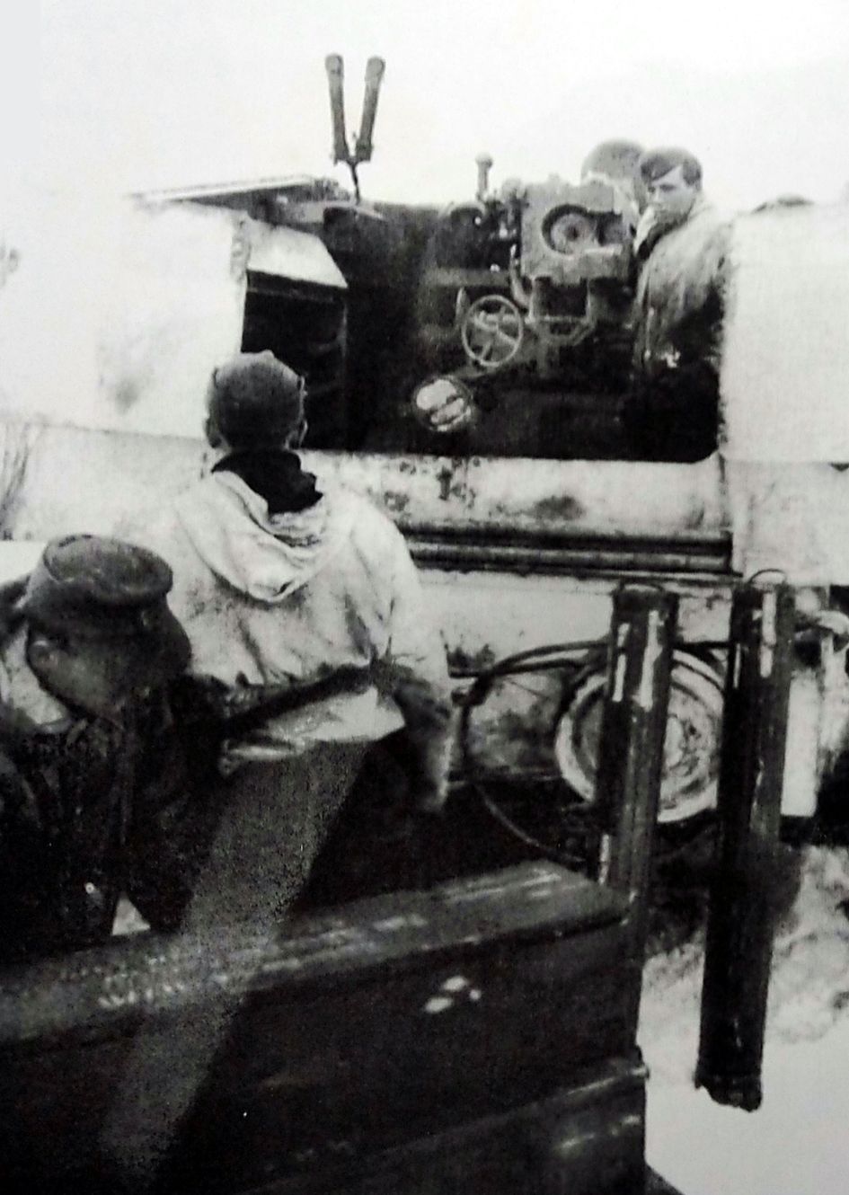 1944年1月，东线苏联战场，一辆德军88mm「犀角」自行反坦克炮车正在作弹药补给。注意：88mm炮弹是装在密封圆形长桶中的（见靠在车体旁的2个桶状物），而运输时密封桶又会装在木箱中（见放在地上的2个木箱）。
