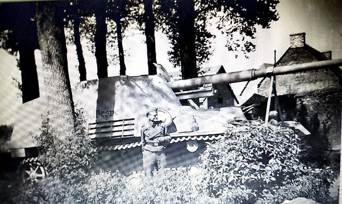 一辆正隐蔽在树林中待命的德军88mm「犀角」自行反坦克炮车。