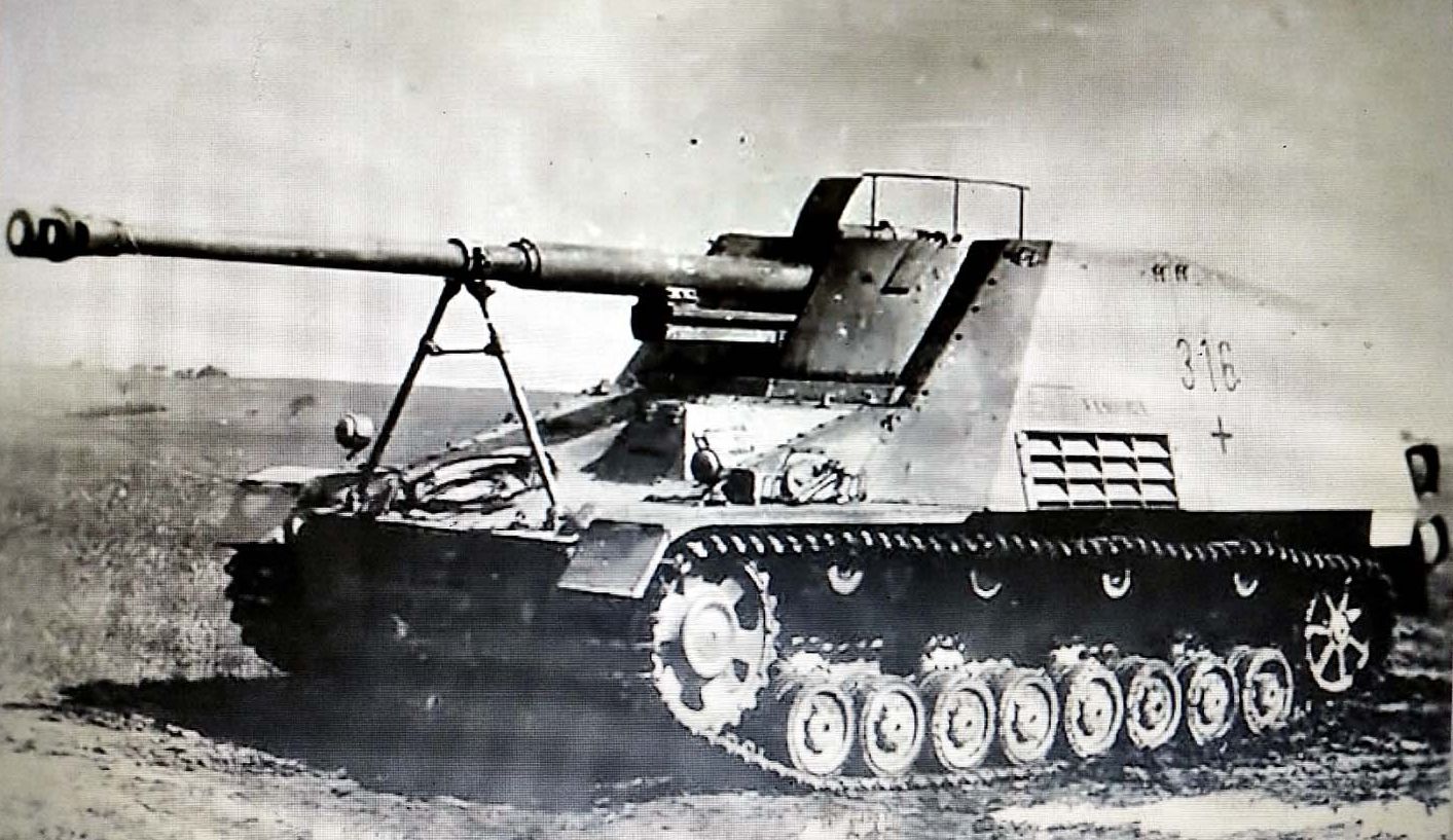 1942年-1943年间东线苏联战场，一辆德军88mm「犀角」自行反坦克炮车。这型炮车是当时德军对抗苏军坦克的主要装备之一，其88mm主炮可以在1000米距离击穿厚193毫米、有30度倾角的装甲。但该型炮车是开放式的战斗室，防护薄弱，战斗室装甲只有10毫米，仅能抵御步枪子弹的攻击，因此极易在战斗中受到攻击而损坏。