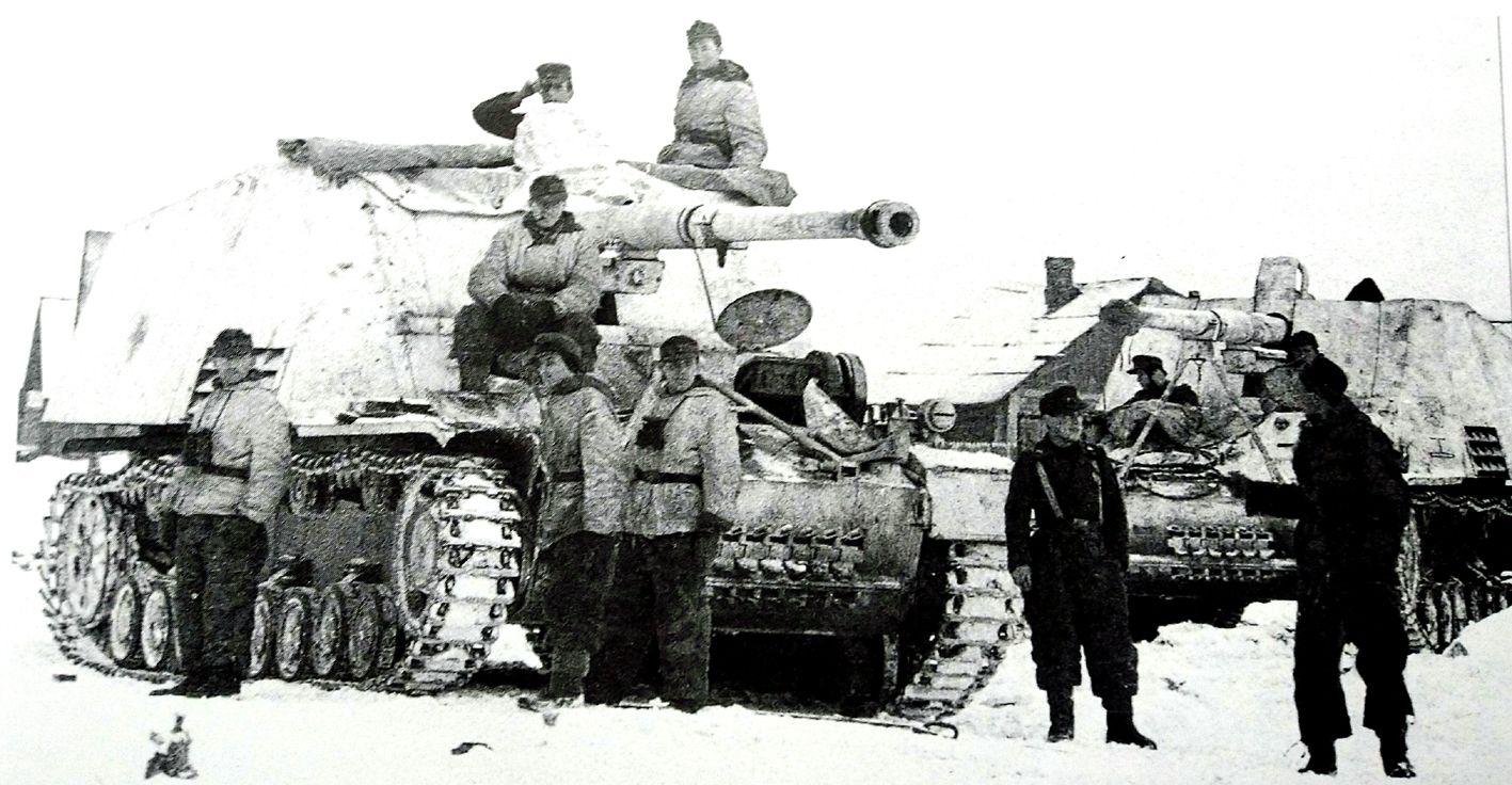 1943年冬季东线苏联战场，正在集结的德军88mm「犀角」自行反坦克炮车，炮车车组人员正在车外休息。