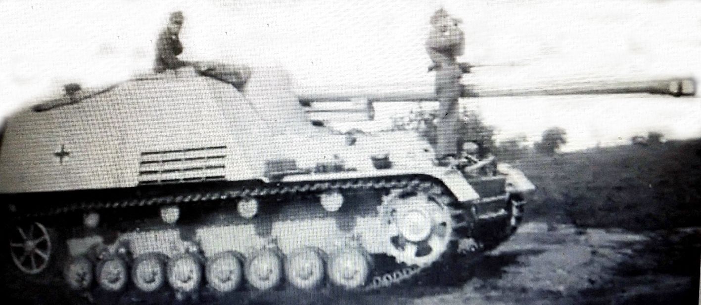 1943年东线苏联战场，一辆德军88mm「犀角」自行反坦克炮车车长正在观察战场情况。