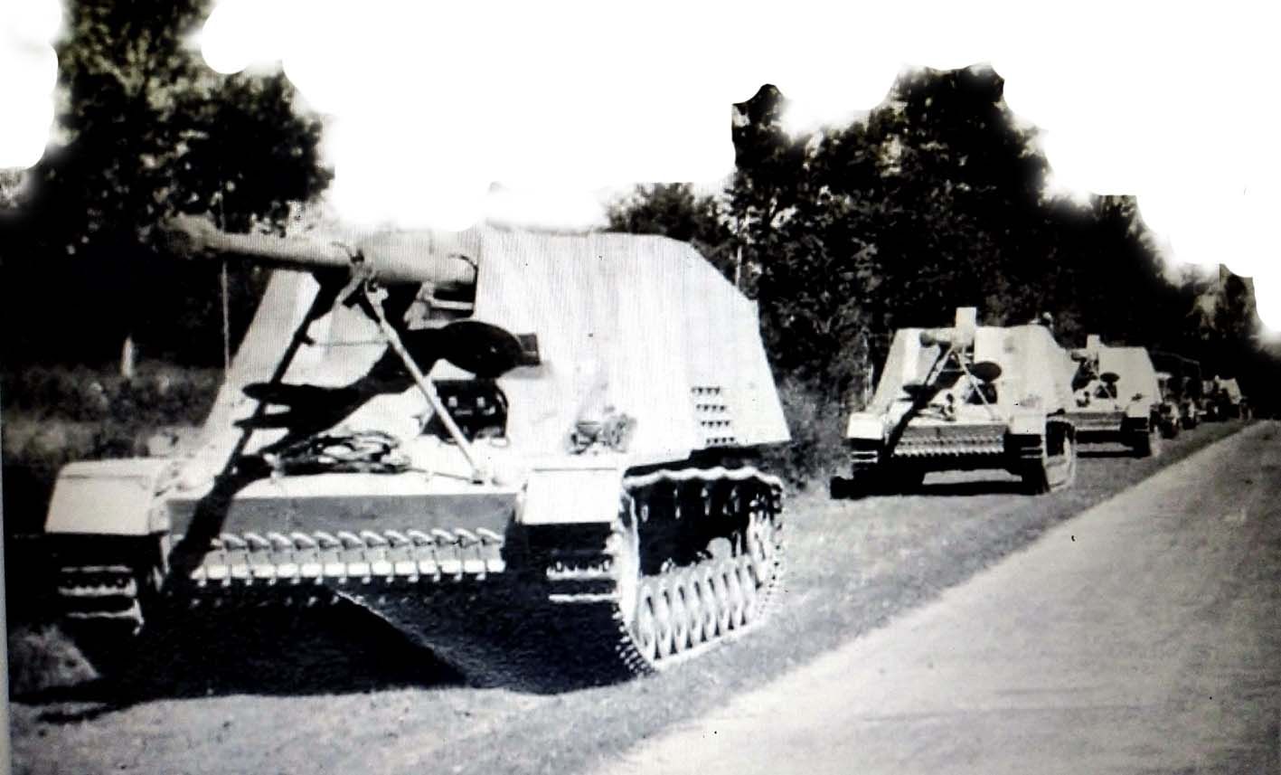 一队正在公路上行进的德军88mm「犀角」自行反坦克炮车。