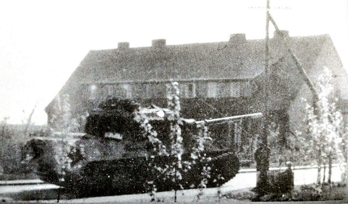1945年3月德国战场，一辆「猎虎」重型坦克歼击车正经林茨市向东行进。这辆「猎虎」因受空袭受损，刚修复好就编入德国党卫军第1装甲师一个战斗群赶赴前线参加战斗。