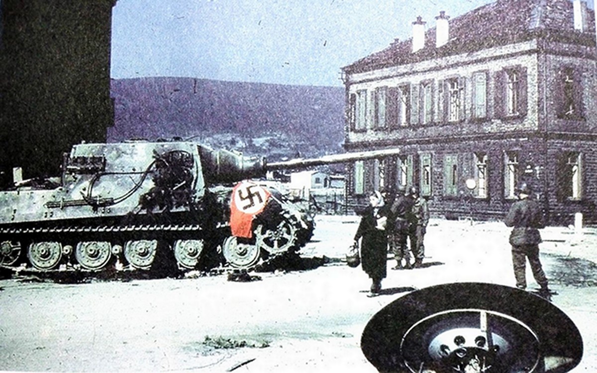 这是在德国诺伊施塔特城区，1945年3月23日被德军遗弃的331号「猎虎」重型坦克歼击车，这是一张难得的彩照。
