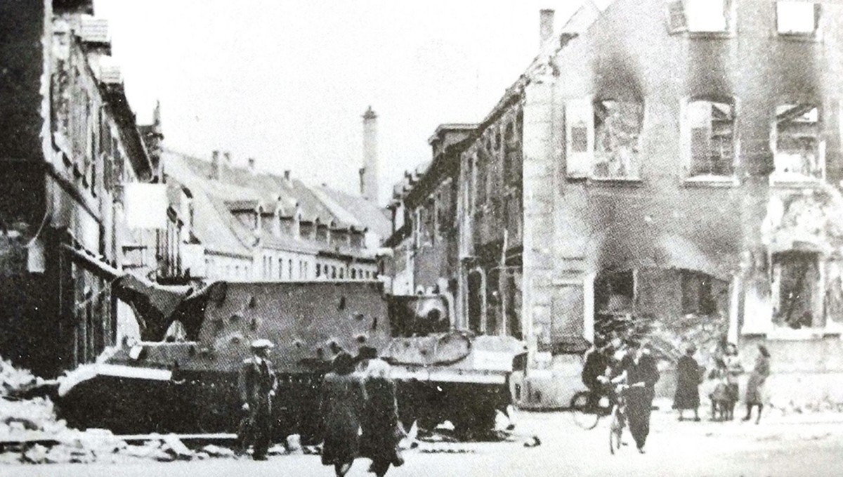 1945年3月30日，德国施伟青根市（音译）内一辆「猎虎」重型坦克歼击车的残骸，它是在200米左右距离被美军谢尔曼坦克击中起火而损毁。