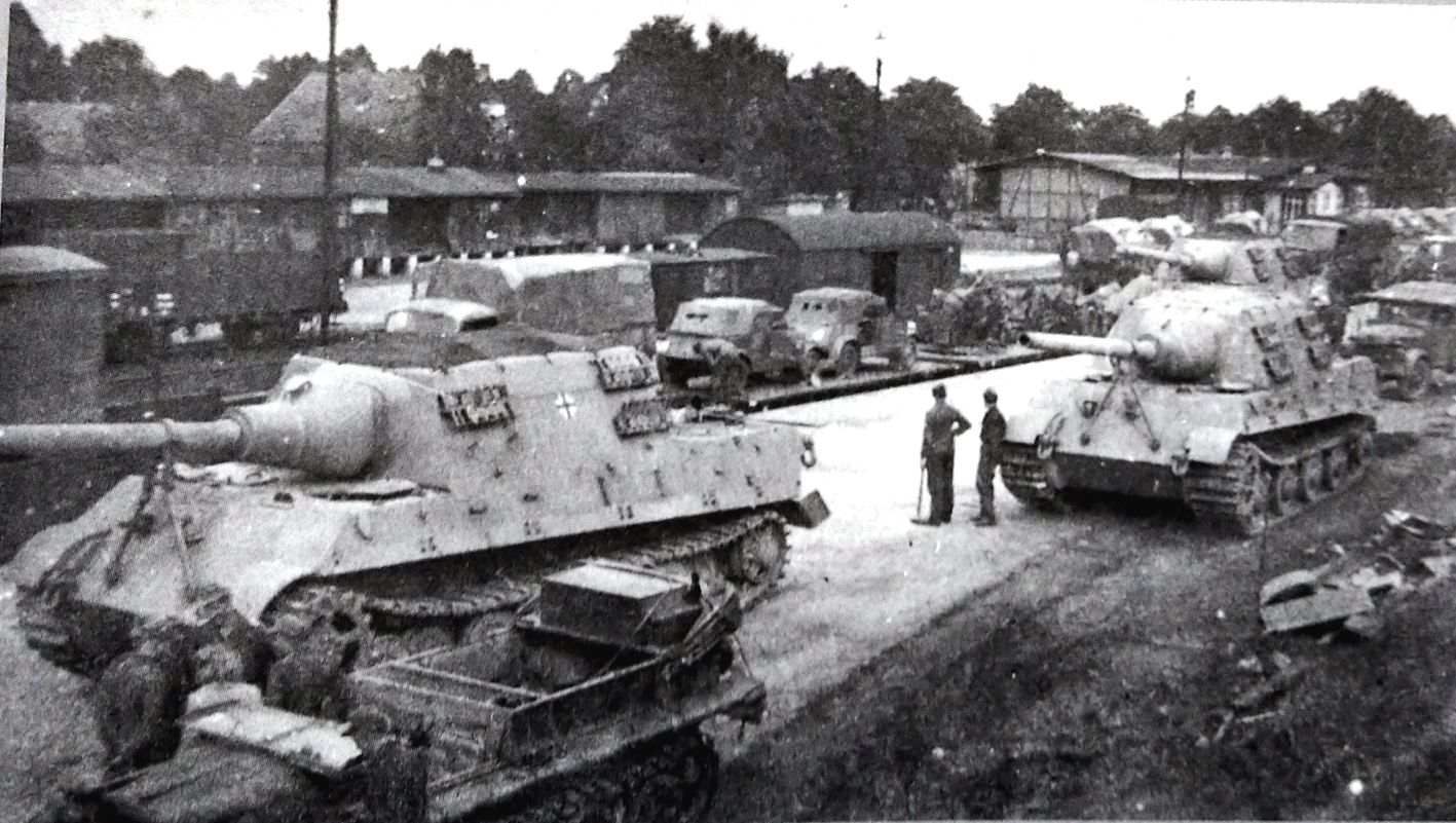 1944年9月初，653重装甲歼击营第1连和第3连在德国训练营地接收了三辆「猎虎」重型坦克歼击车，正准备用火车运往前线驻地。这些「猎虎」已敷设了防磁层和「十」标志，但尚未涂上伪装迷彩色。