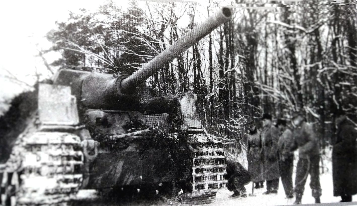 1944年西线战场，一辆到达前线营地的德军653重装甲歼击营的「猎虎」重型坦克歼击车，车组人员正在将运输专用履带更换为战斗用的履带。