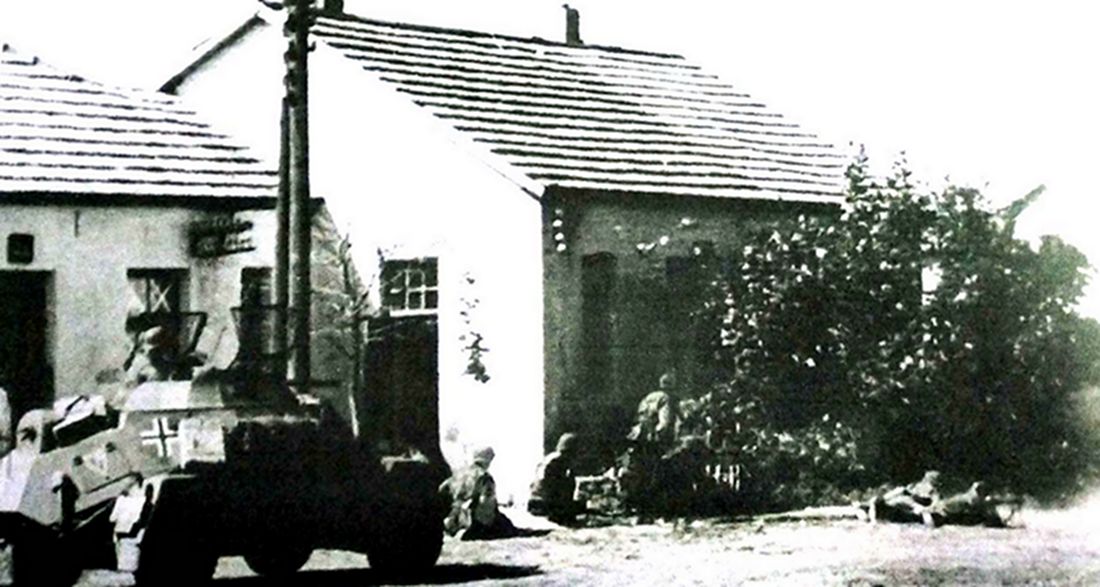 1941年，东线苏联战场，德国武装党卫军第1「阿道夫•希特勒警卫旗队」装甲师一辆Sd.Kfz.222型4轮装甲侦察车正为进攻的德军作火力支援。