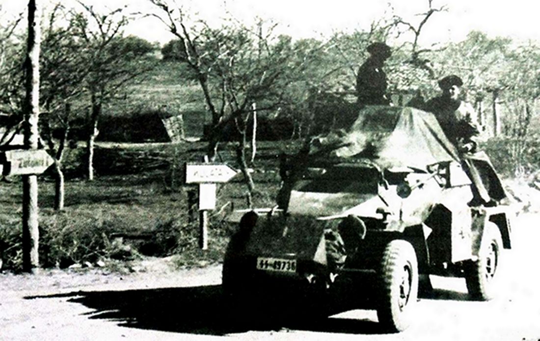 1941年4月，行进在保加利亚地区的德国武装党卫军第1「阿道夫•希特勒警卫旗队」装甲师一辆编号为「SS-49736」的Sd.Kfz.222型4轮装甲侦察车。