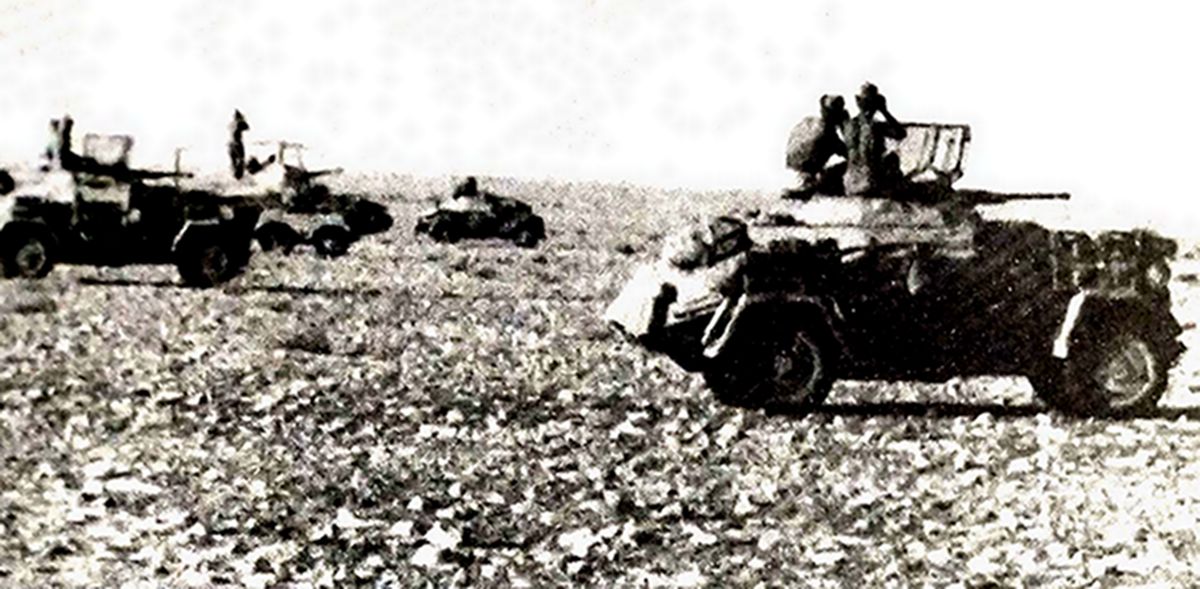 1942年，北非战场，德军一队Sd.Kfz.222型4轮装甲侦察车正在前线执行侦察任务。