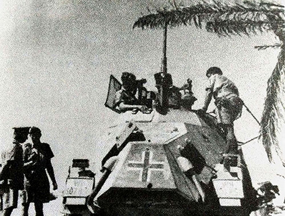 北非战场，英军正在检查一辆缴获的德军Sd.Kfz.222型4轮装甲侦察车。
