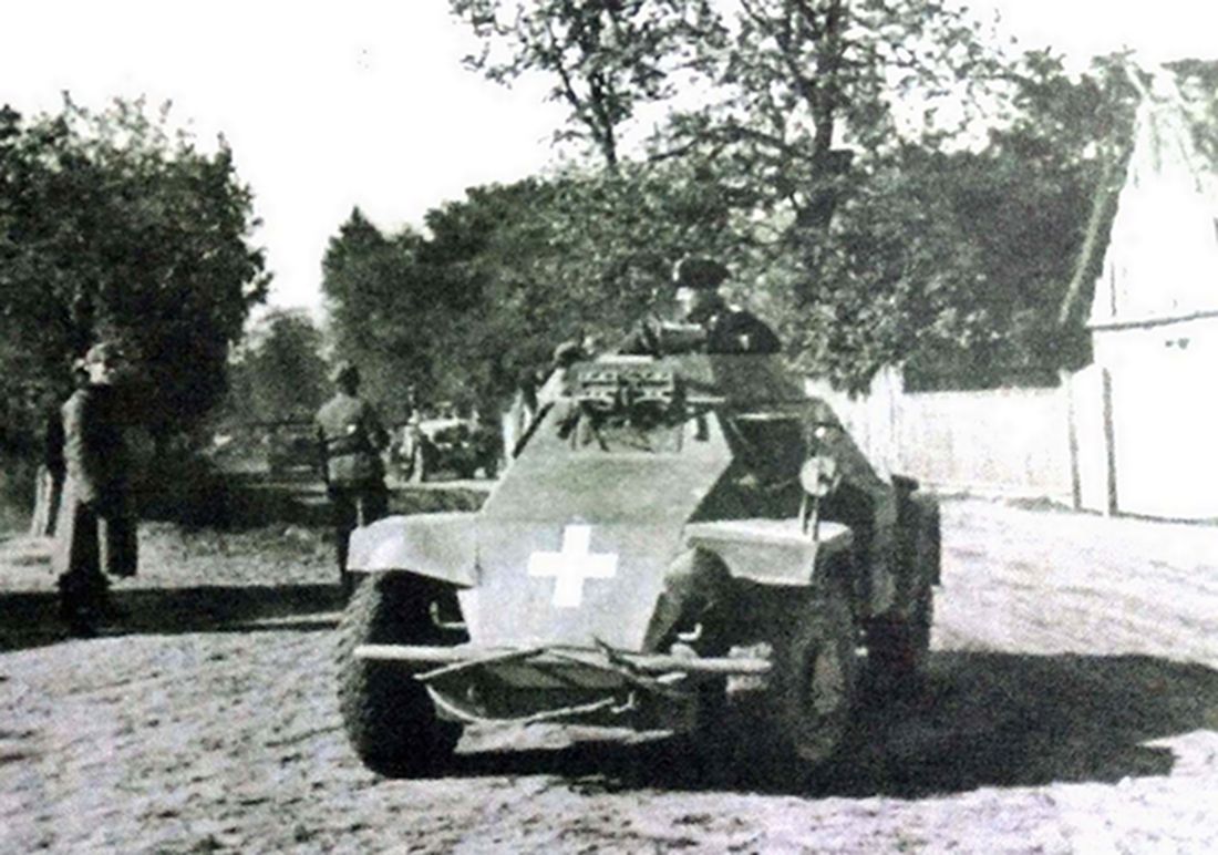 1939年9月，德国武装党卫军第1「阿道夫•希特勒警卫旗队」装甲师的一辆Sd.Kfz.221型4轮装甲侦察车正在执行护送希特勒奔驰车队的任务。