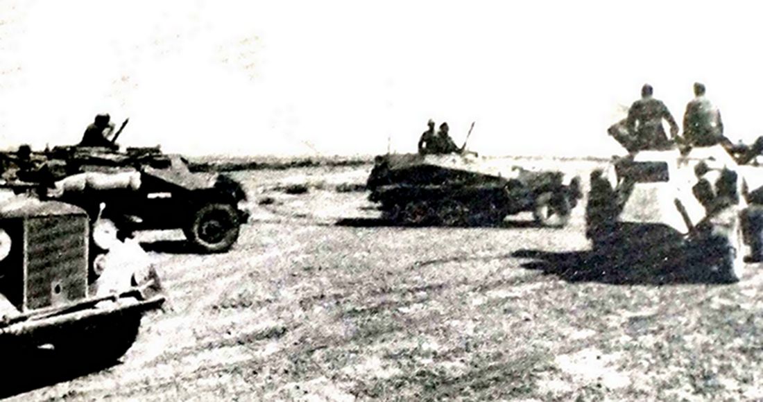 1942年北非战场，在沙漠行进的一支德军车队，车队中有Sd.Kfz.221型4轮装甲侦察车与Sd.Kfz.251半履带装甲车（图中央）。