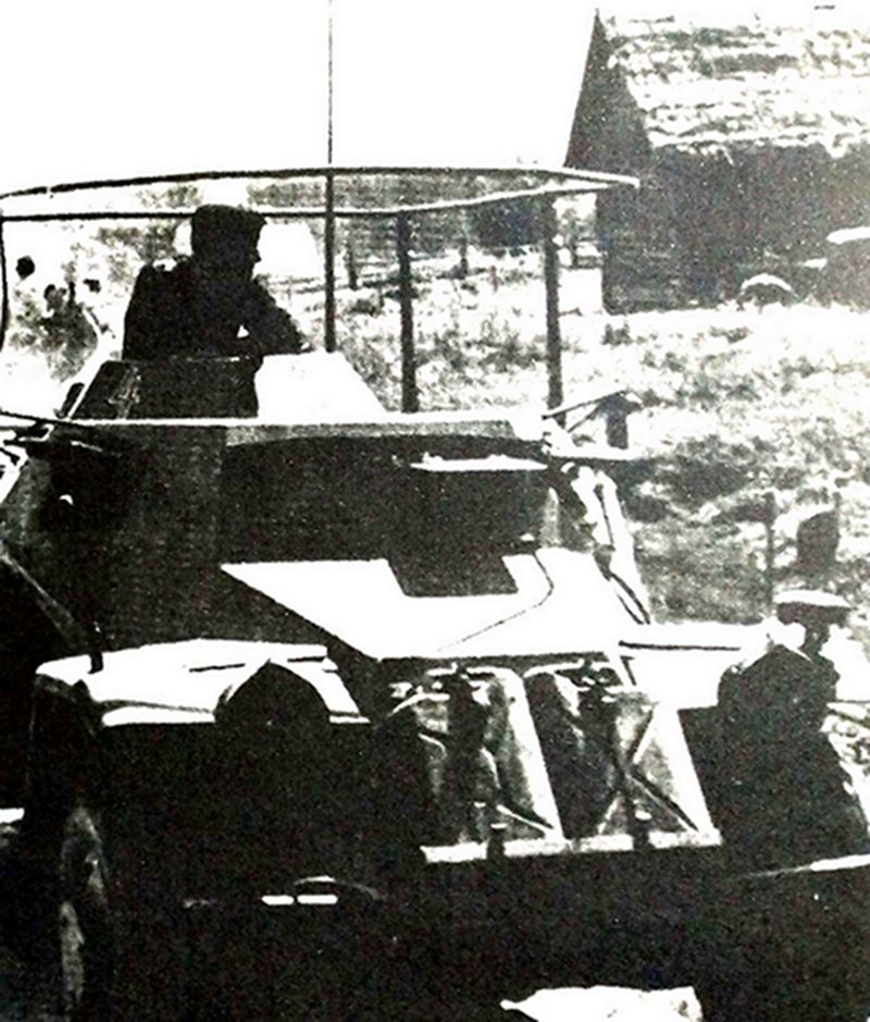1941年至1942年期间,东线苏联战场,一辆德军Sd.Kfz.223型4轮装甲通讯车正在乡村路上行进。注意该车同时装有框形天线和杆形天线,为了提高远距离通讯能力,框形天线安装位置较高。