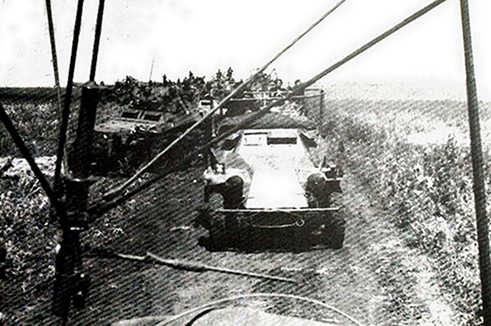 1941年,东线苏联战场,在草原上行进的德军「大德意志」装甲师「GD」摩托车步枪营侦察部队,左后面一辆是Sd.Kfz.223型4轮装甲通讯车(驾驶室开有二个窗口),前面一辆车顶上卷有篷布应是Sd.Kfz.261型4轮装甲通讯车(驾驶室开有一个窗口)。
