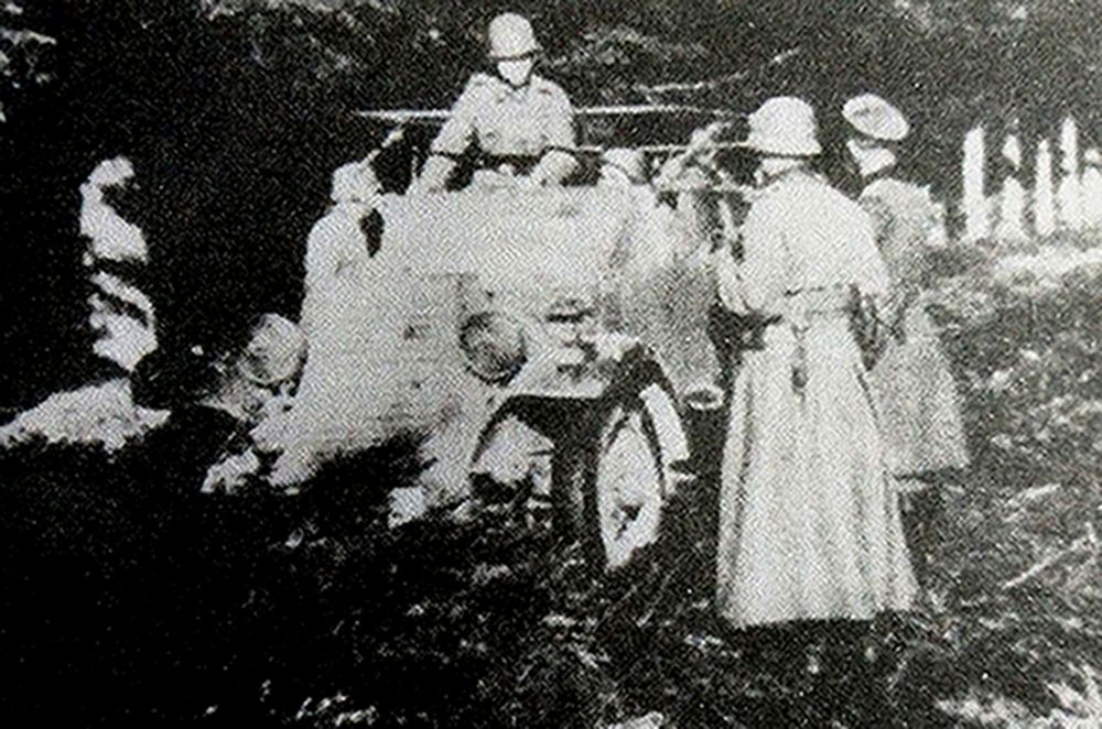1937年德国本土上的一辆Sd.Kfz.14型4轮装甲通讯车。由于是用早期的Sd.Kfz.13型4轮装甲车改装,因此车型小、越野能力与装甲防护都较差,因此二战开始后很快就被Sd.Kfz.223型4轮装甲通讯车所替代。