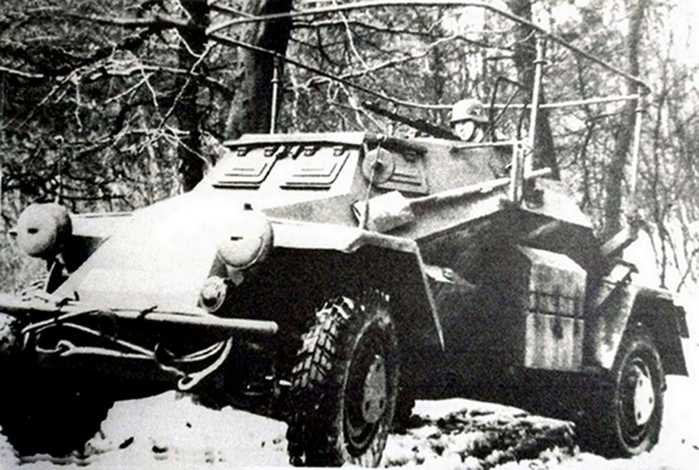 一辆德军Sd.Kfz.223型4轮装甲通讯车在树林中作战斗状态前进,这型通讯车除在前线作侦察情况通讯外,还担负着与德国空军的联络任务。