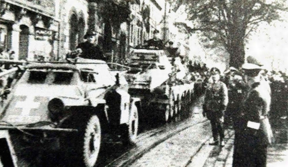 1939年10月,德军一装甲先头部队经过德国一城镇,车队中最前面是一辆Sd.Kfz.223型4轮装甲通讯车,由于是行军途中,Sd.Kfz.223的框形天线已经放下。