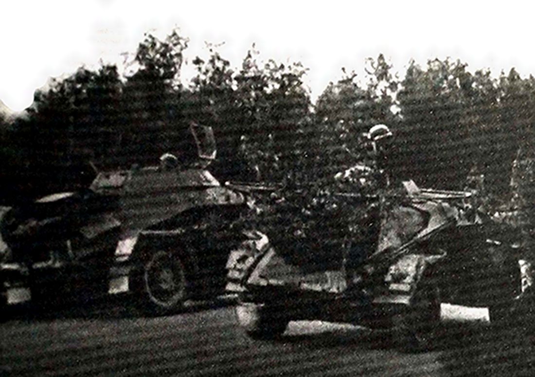 1940年西线法国战场,一辆Sd.Kfz.223型4轮装甲通讯车与一辆Sd.Kfz.222型4轮装甲侦察车一起执行任务,行进中的Sd.Kfz.223的框形天线已经放下。