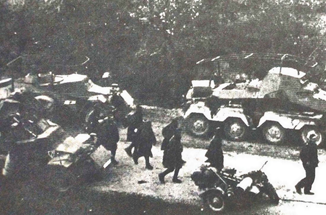 1941年巴尔干半岛,正在向前线进发的德国武装党卫军第1「阿道夫•希特勒警卫旗队」侦察部队,前面一辆是Sd.Kfz.232型8轮装甲通讯车,后面紧跟着一辆Sd.Kfz.223型4轮装甲通讯车。